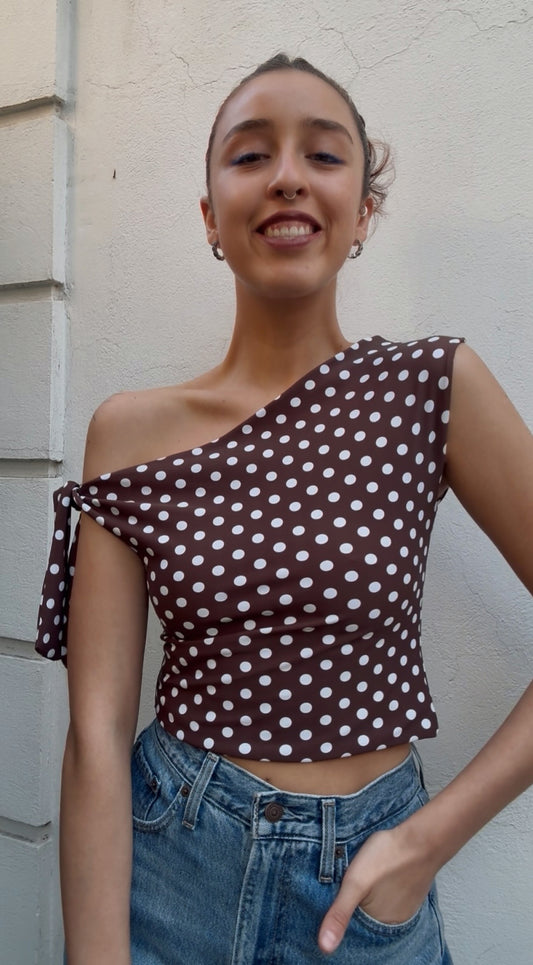 top asimétrico café lunares