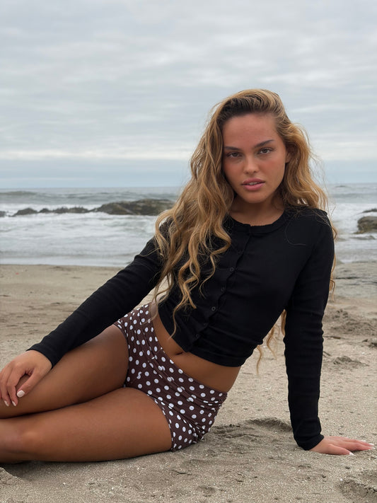 Short polka dots café