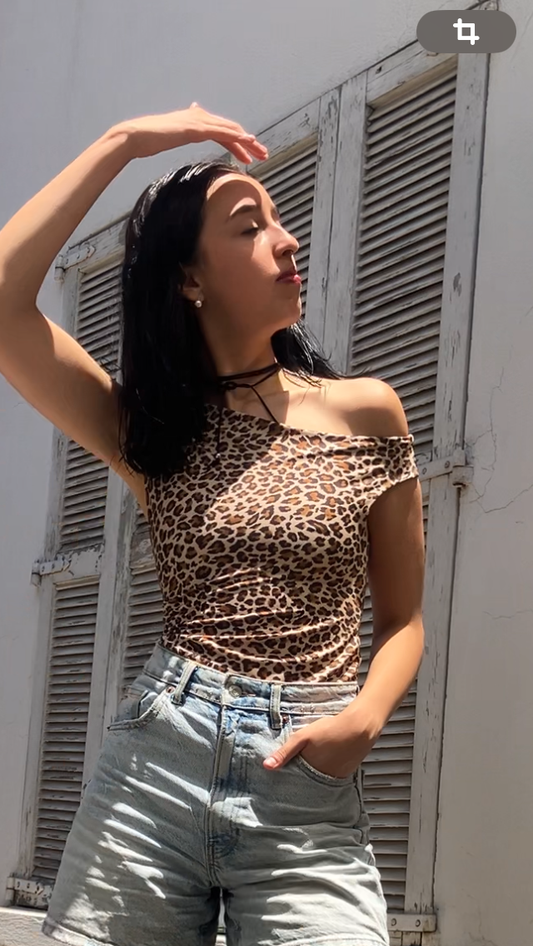 Top asimétrico animal print