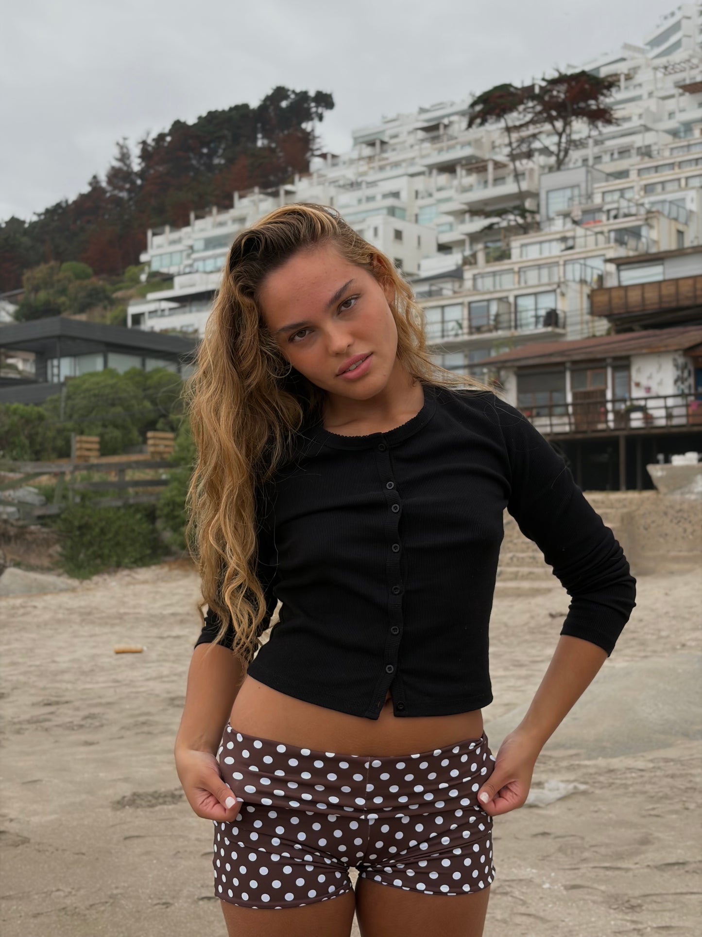 Short polka dots café