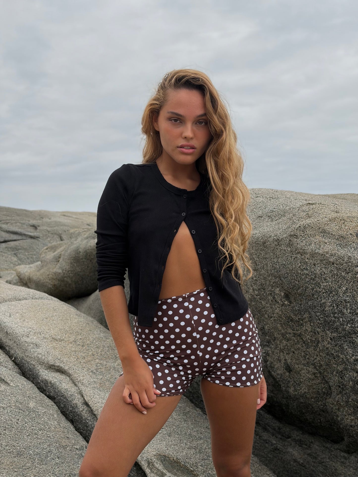 Short polka dots café