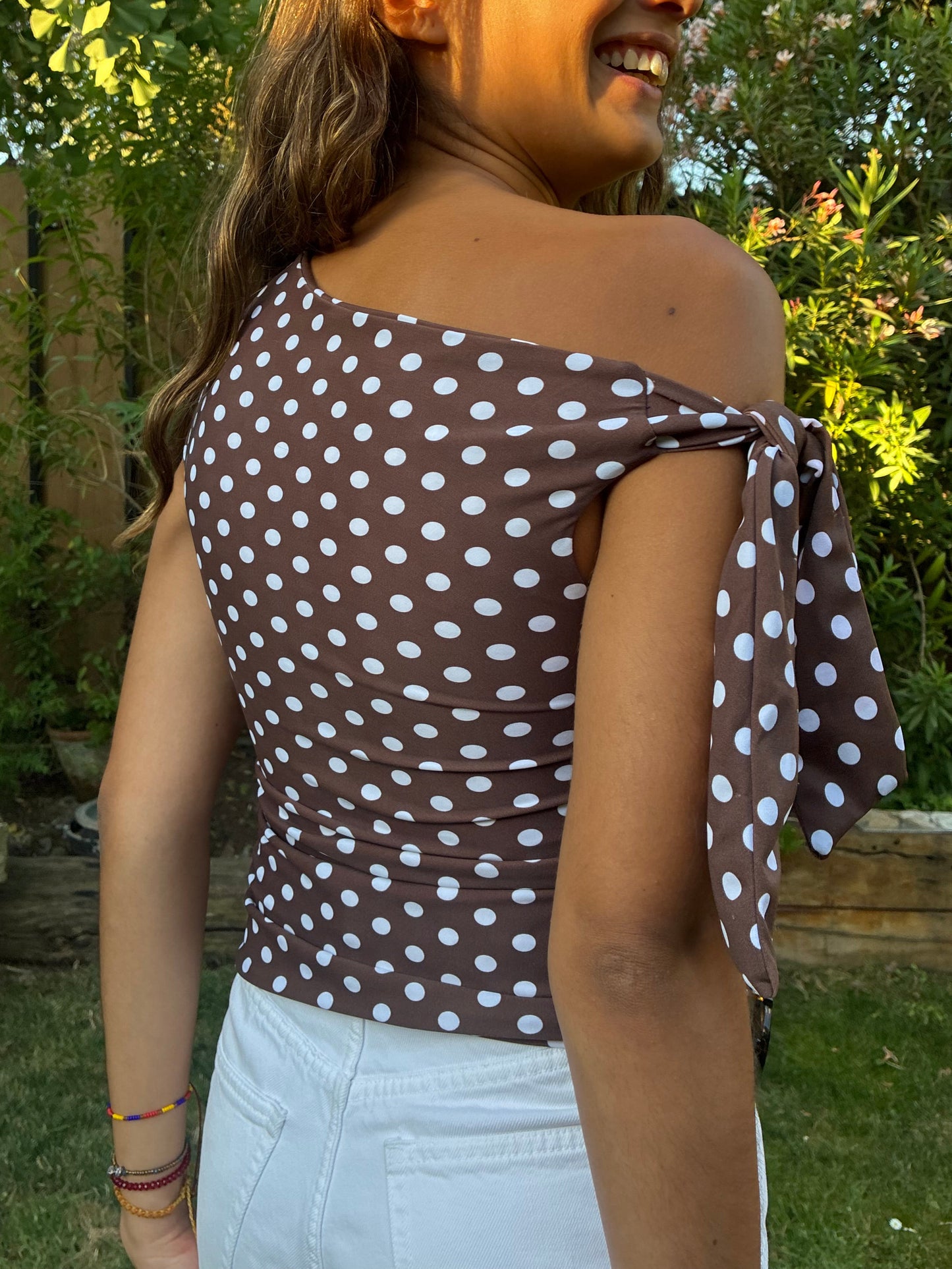 top asimétrico café lunares