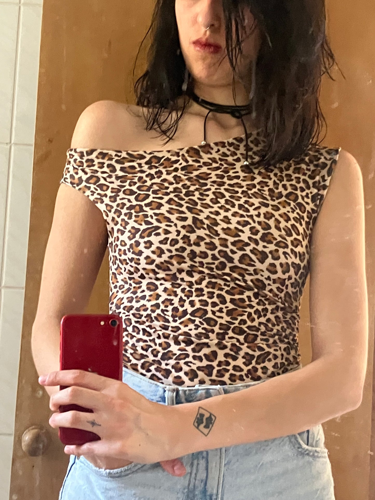 Top asimétrico animal print